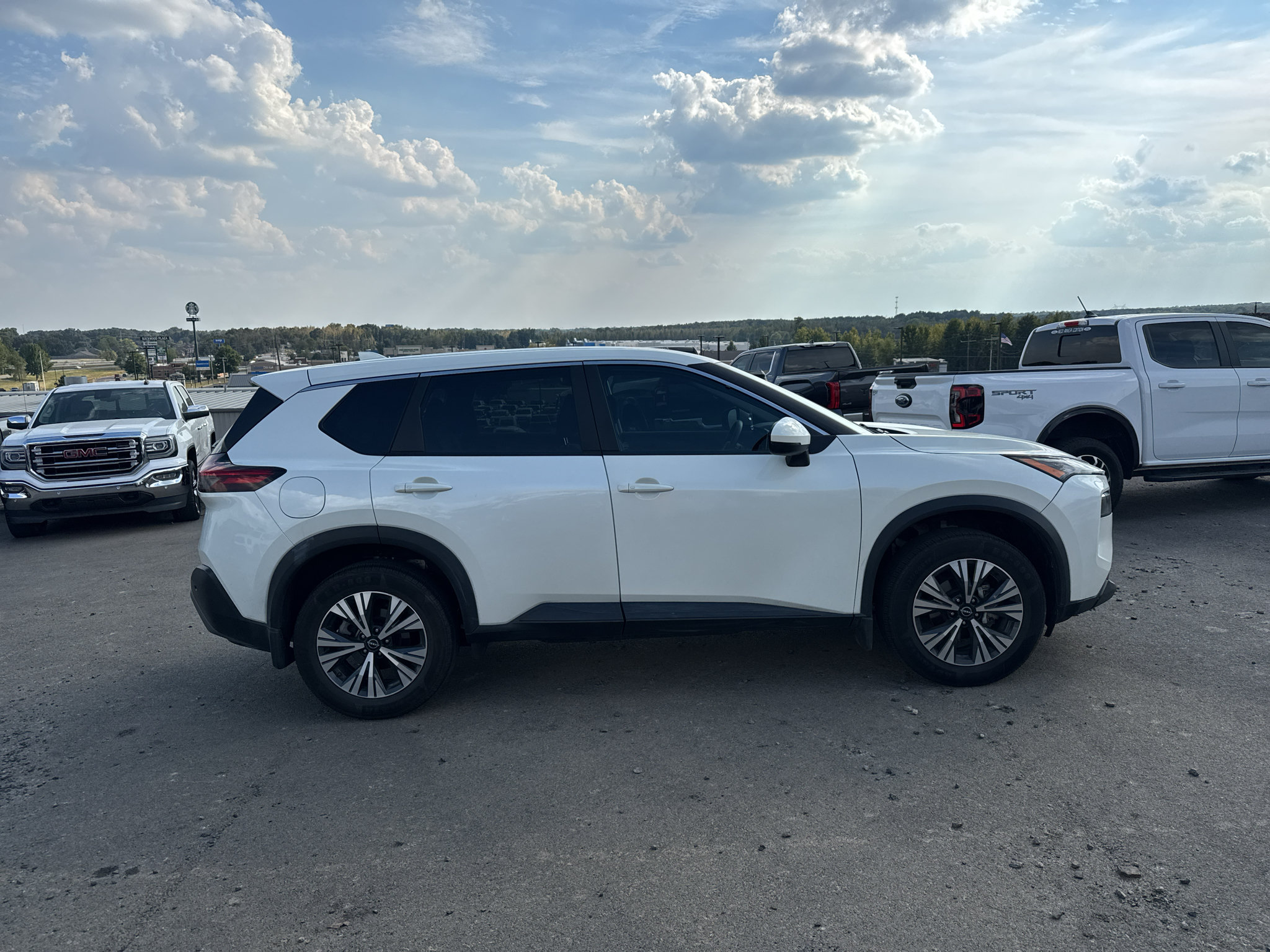 Used 2023 Nissan Rogue SV FWD image 5