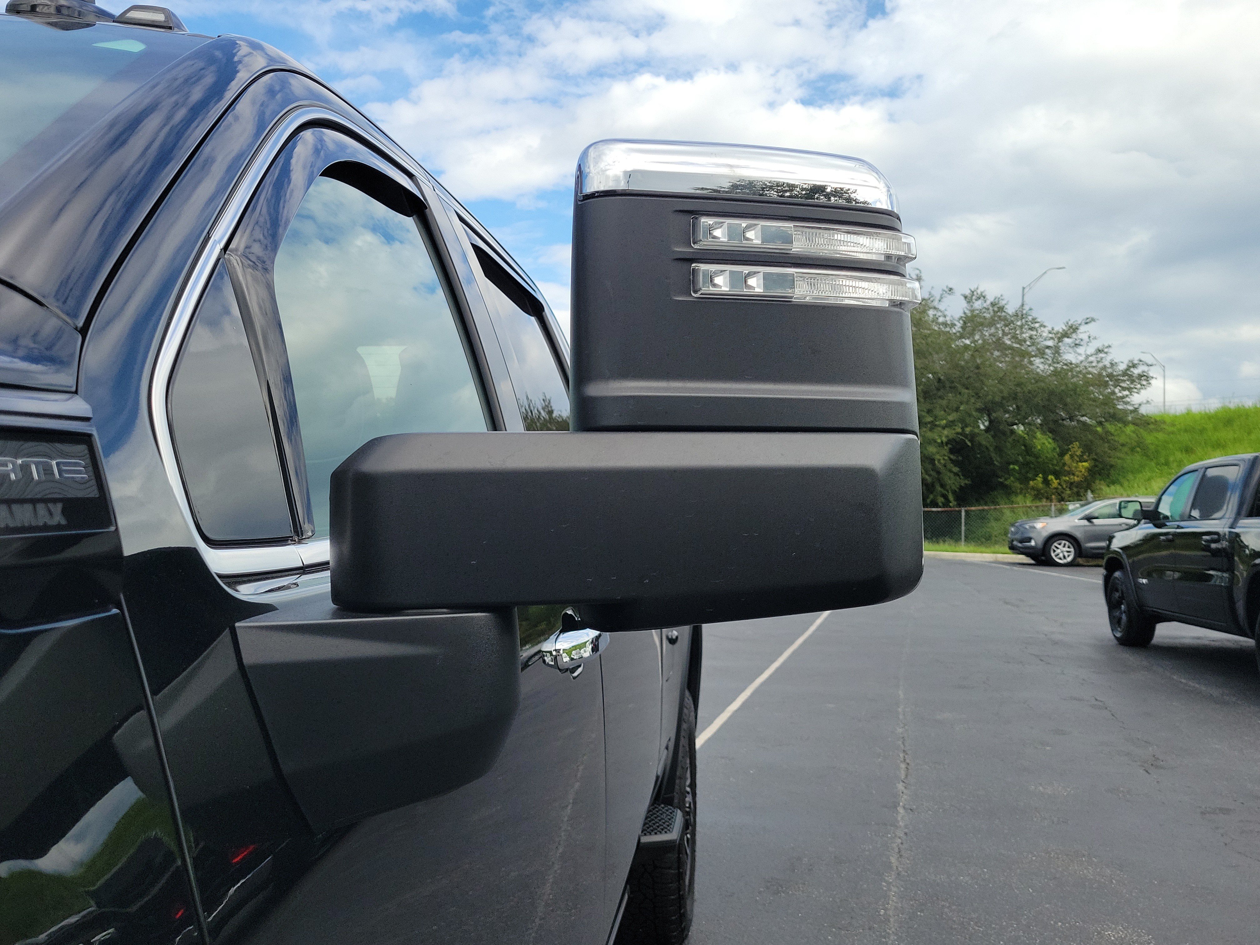 Used 2025 GMC Sierra 2500 Denali Ultimate AWD/4WD image 4