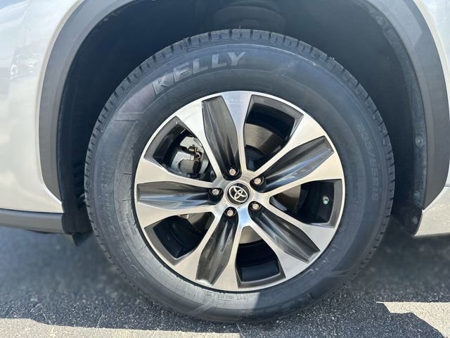 Used 2022 Toyota Highlander XLE FWD image 11