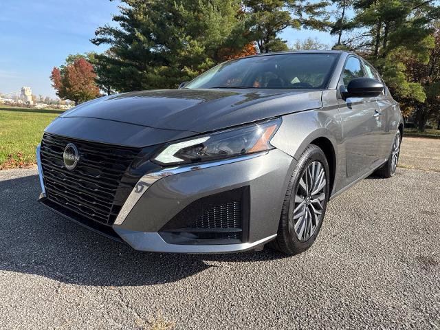 Used 2025 Nissan Altima 2.5 SV FWD image 3