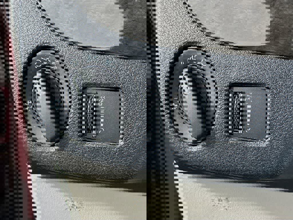 Used 2018 Dodge Grand Caravan SE w/ UConnect Hands-Free Group image 27