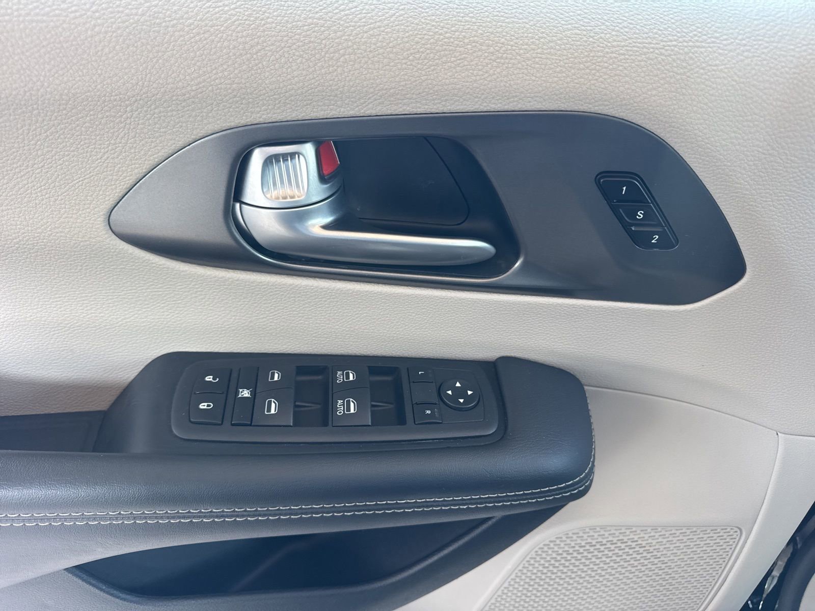 Used 2024 Chrysler Pacifica Touring-L image 24