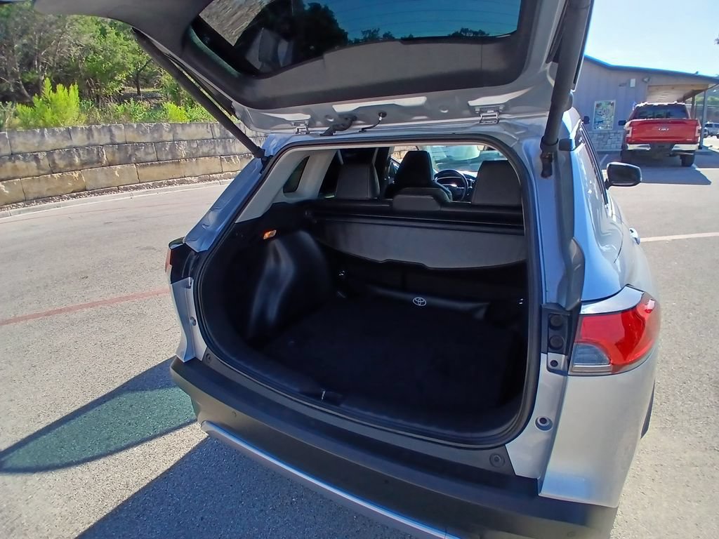 Used 2022 Toyota Corolla Cross XLE w/ Convenience Package FWD image 24