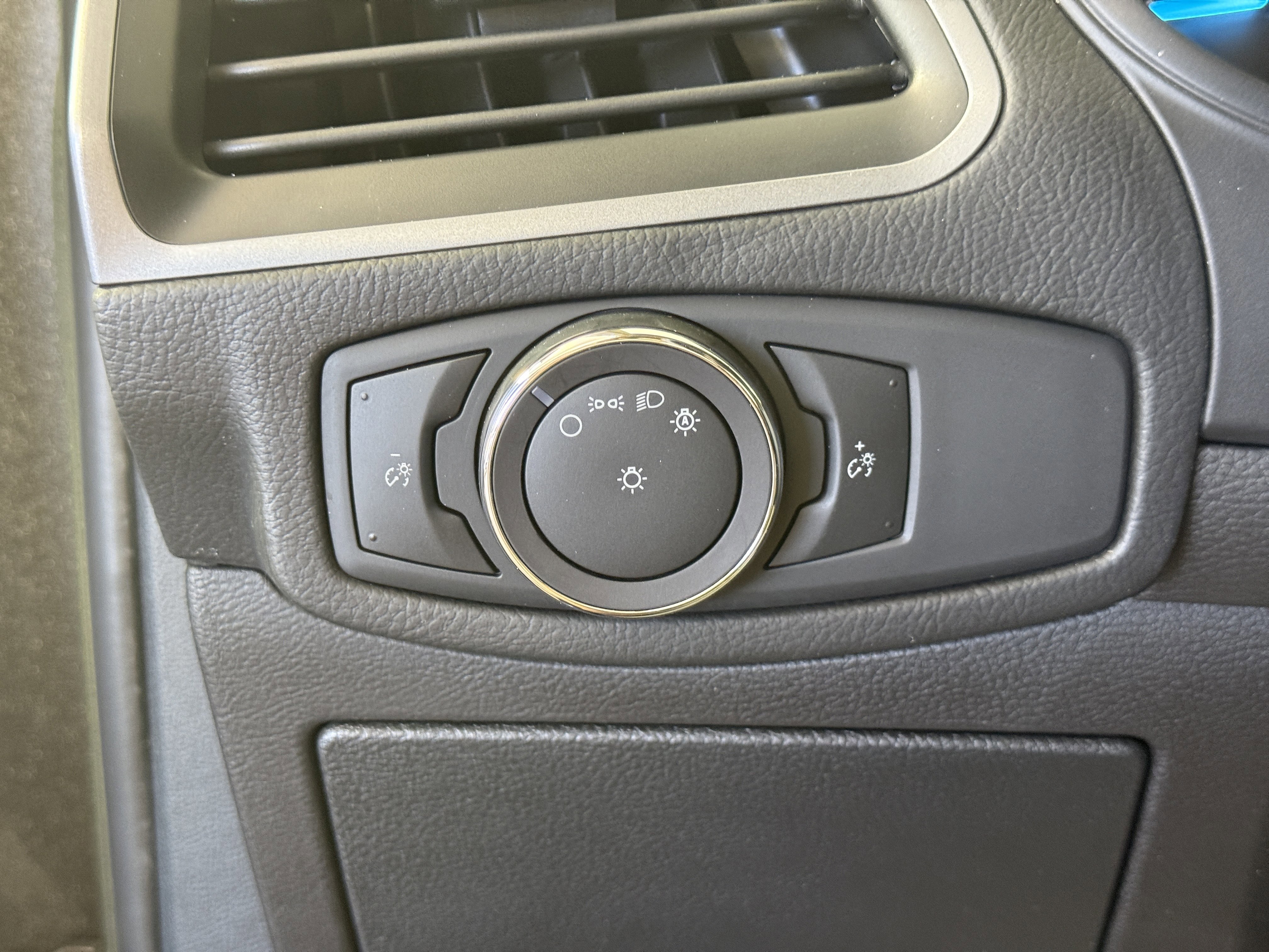 Certified 2018 Ford Edge SE image 22