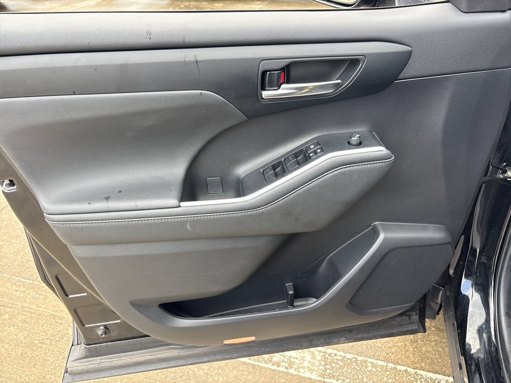 Used 2023 Toyota Highlander XLE FWD image 16
