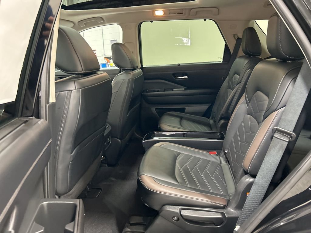 Used 2024 Nissan Pathfinder Platinum image 24