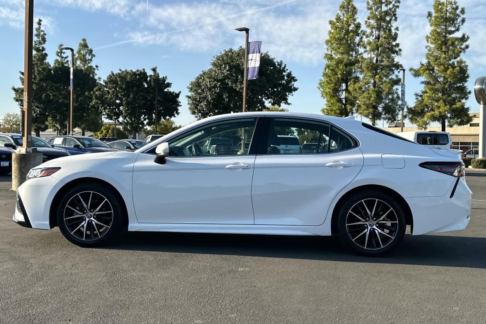 Used 2023 Toyota Camry SE image 2