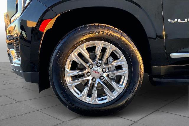 Used 2023 GMC Yukon XL SLT w/ SLT Premium Package image 12