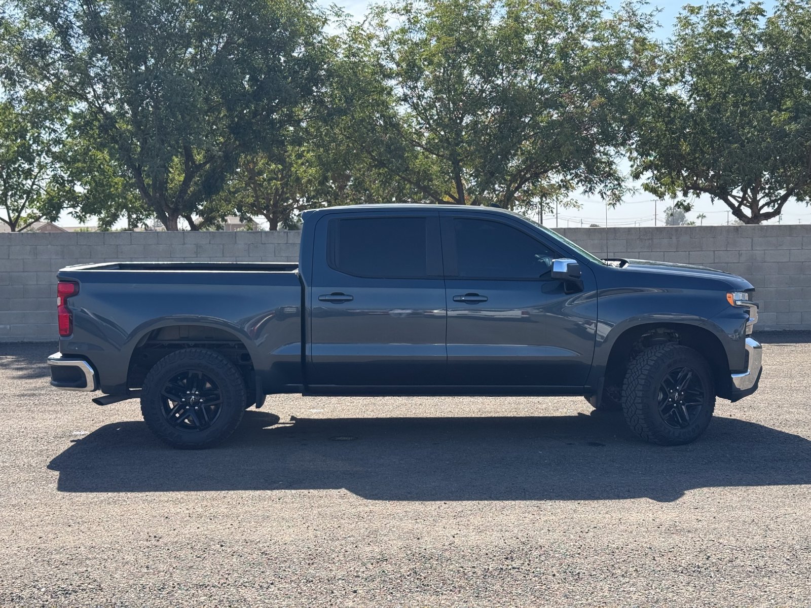 Used 2021 Chevrolet Silverado 1500 LT AWD/4WD image 2