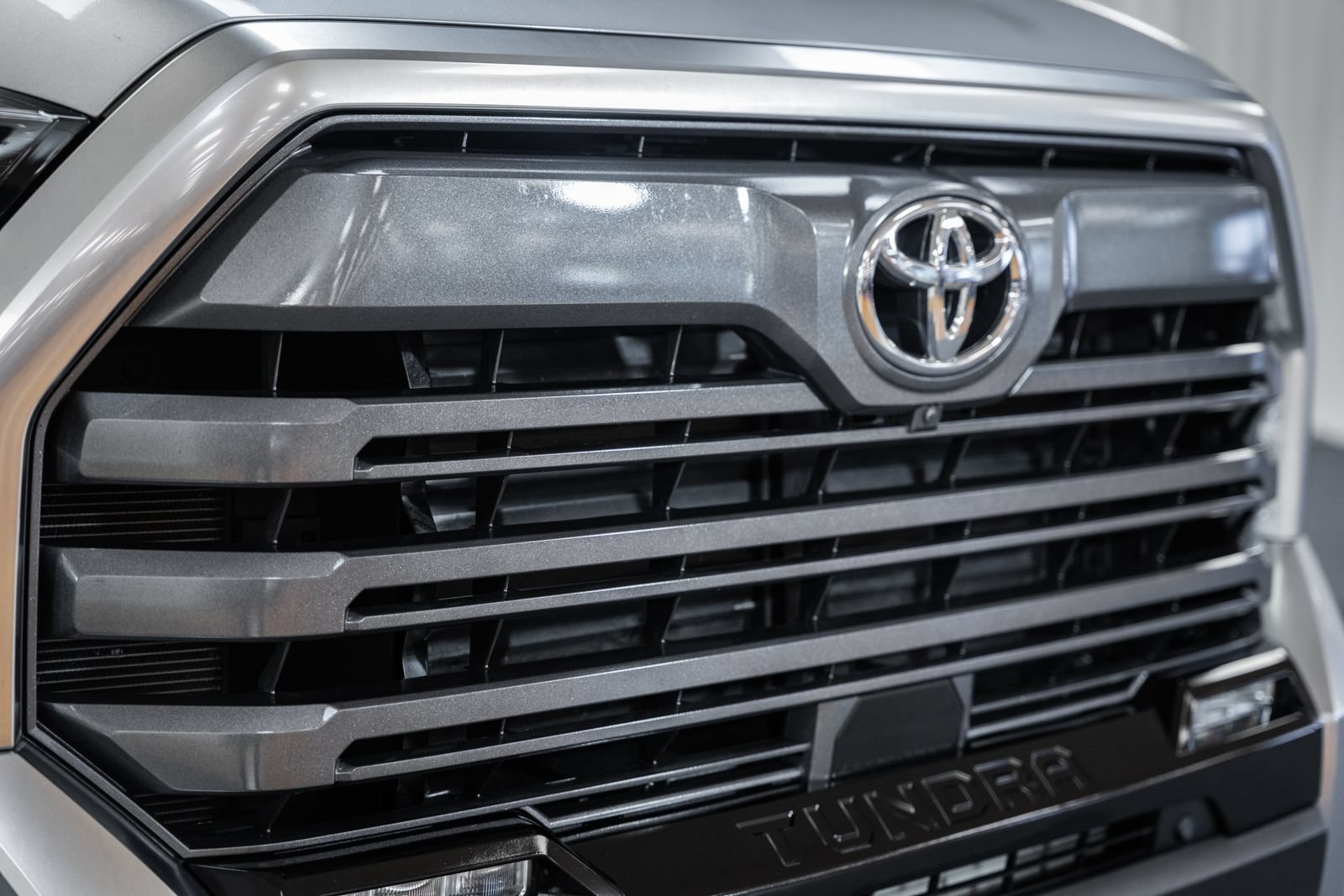 Used 2025 Toyota Tundra Limited AWD/4WD image 11