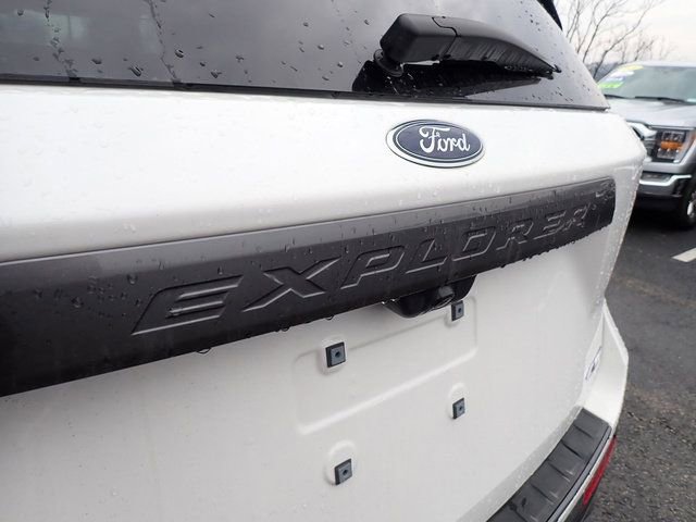 Certified 2023 Ford Explorer XLT w/ Equipment Group 202A AWD/4WD image 7
