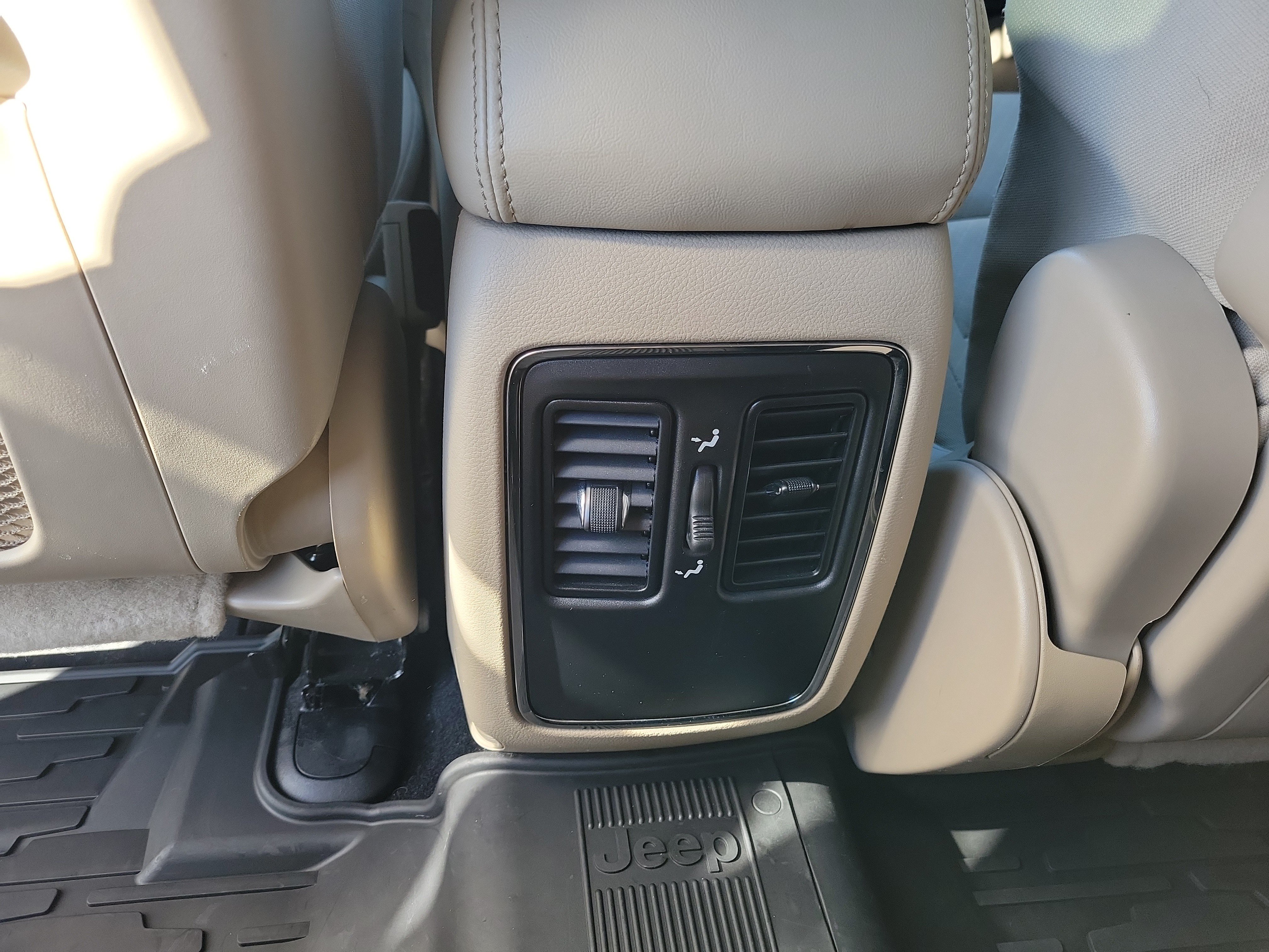 Used 2019 Jeep Grand Cherokee Laredo AWD/4WD image 14