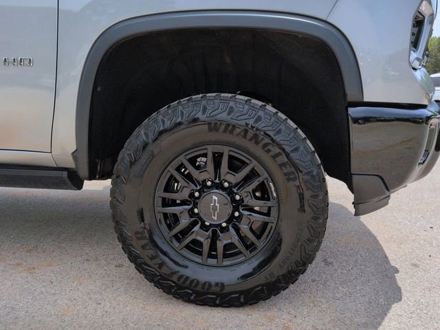 Used 2025 Chevrolet Silverado 2500 ZR2 w/ Technology Package AWD/4WD image 12