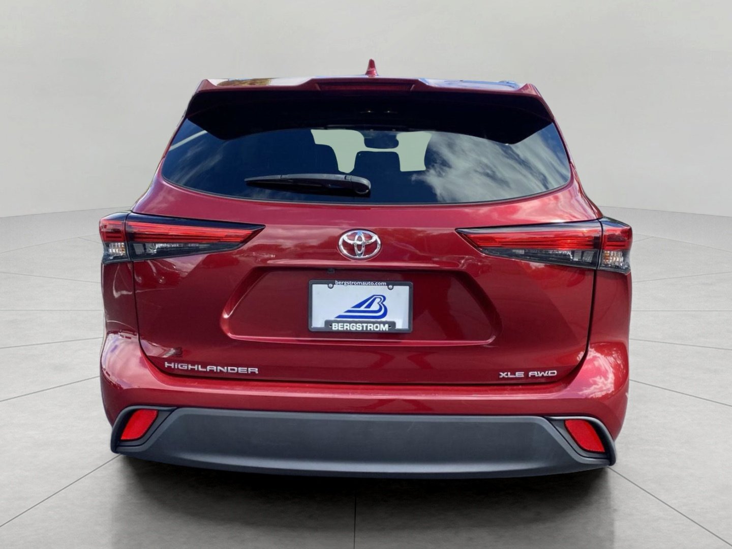 Used 2022 Toyota Highlander XLE AWD/4WD image 12