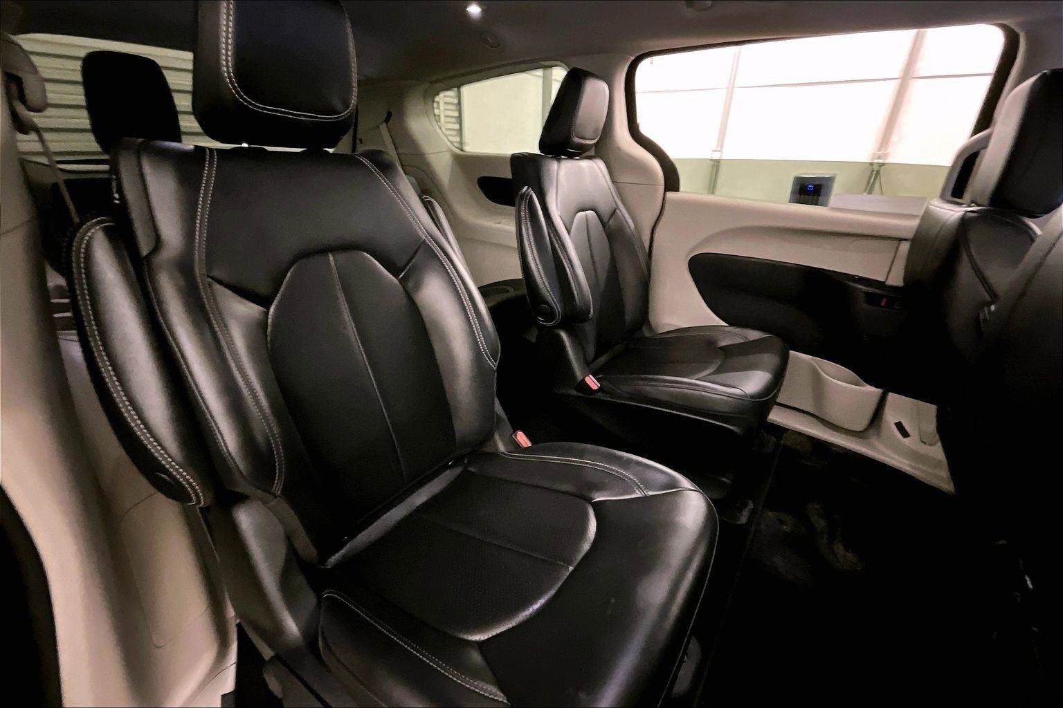 Used 2023 Chrysler Pacifica Touring-L image 26