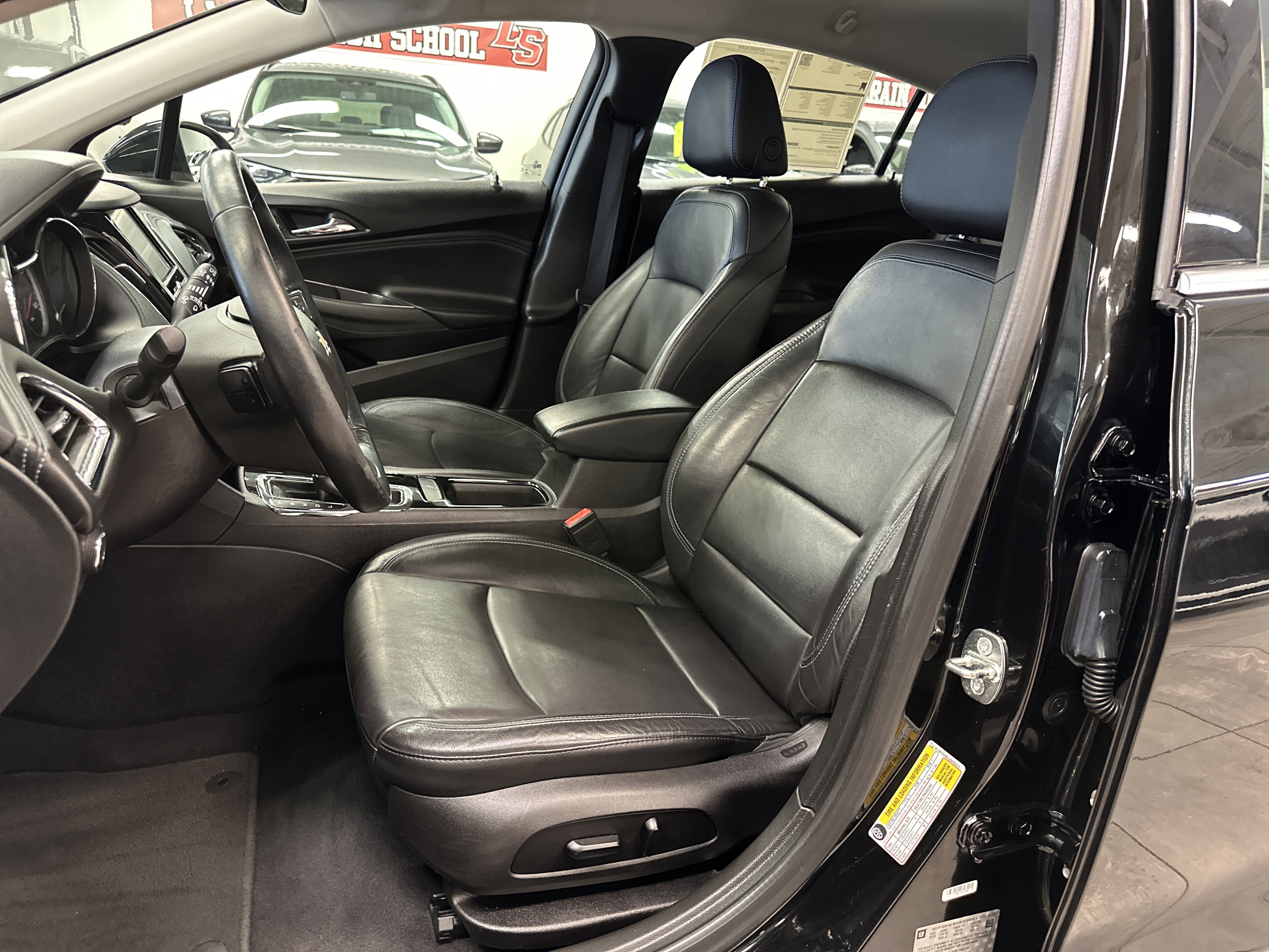 Used 2018 Chevrolet Cruze Premier image 4