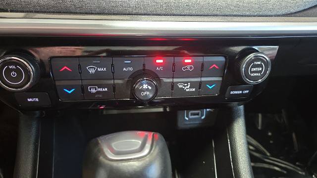 Used 2025 Jeep Compass Latitude w/ Sun & Sound Group AWD/4WD image 15