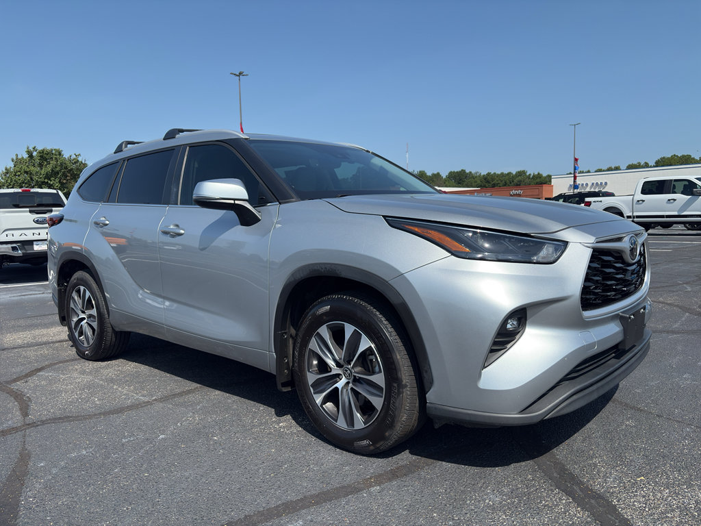 Used 2024 Toyota Highlander XLE FWD image 3