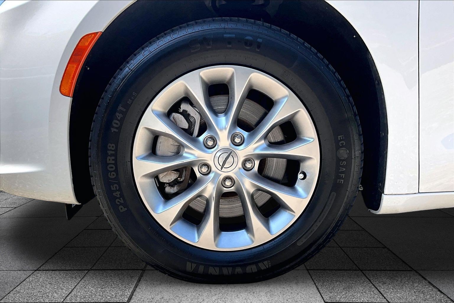 Used 2023 Chrysler Pacifica Touring-L AWD/4WD image 10