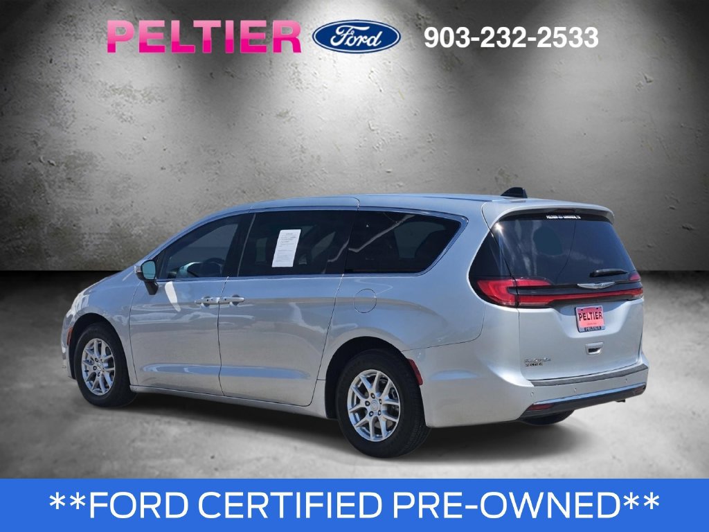 Used 2023 Chrysler Pacifica Touring FWD image 6