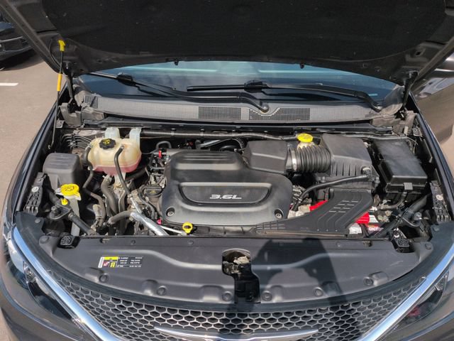Used 2017 Chrysler Pacifica Touring w/ Tire & Wheel Group FWD image 48