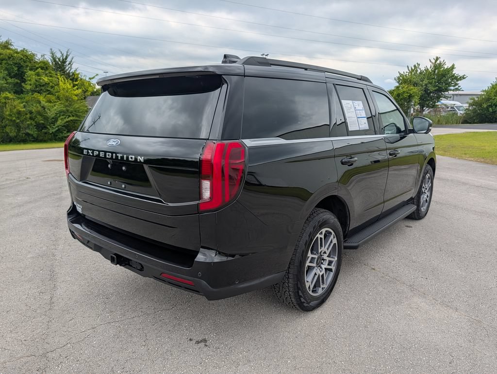 Certified 2025 Ford Expedition Active AWD/4WD image 3