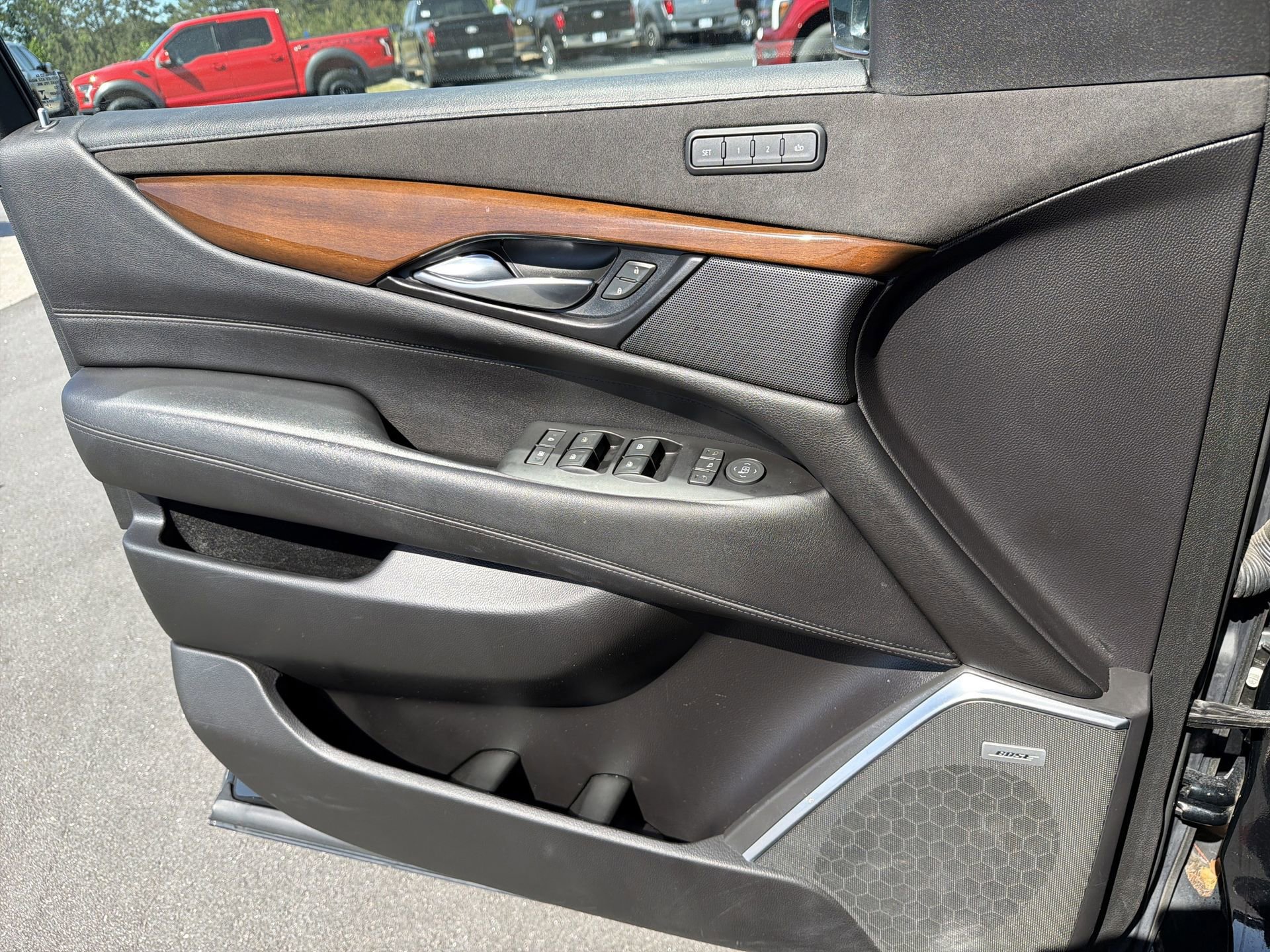 Used 2020 Cadillac Escalade Luxury w/ Escalade Sport Edition AWD/4WD image 25