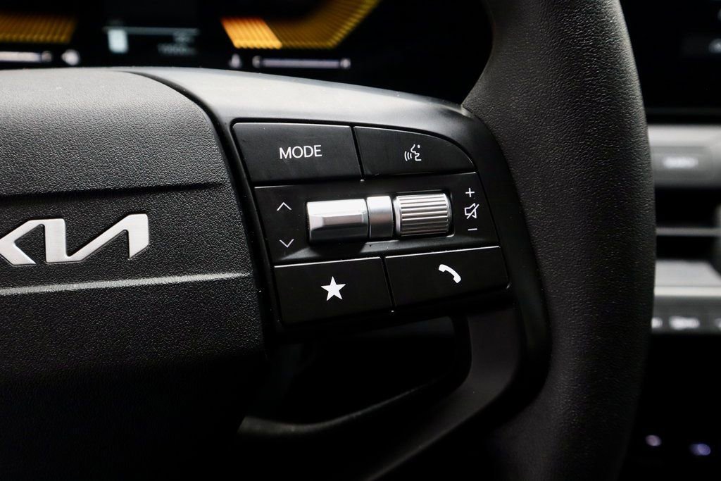Used 2025 Kia K4 LXS image 29