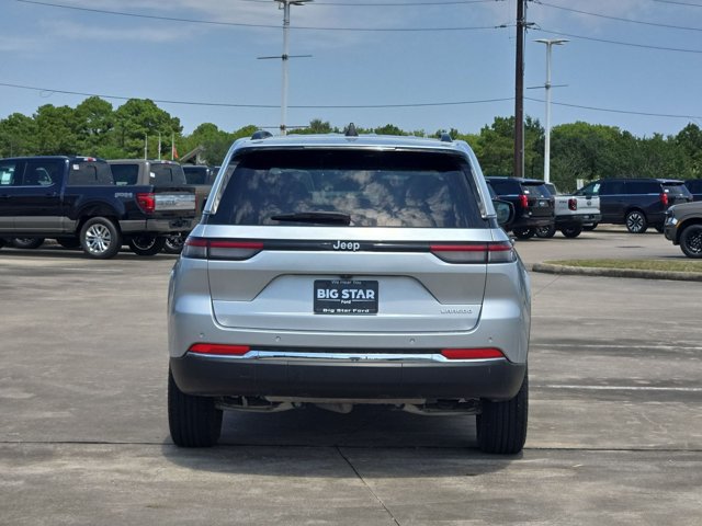 Used 2025 Jeep Grand Cherokee Laredo RWD image 4