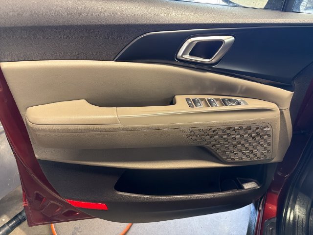 Used 2025 Kia Carnival FWD image 10