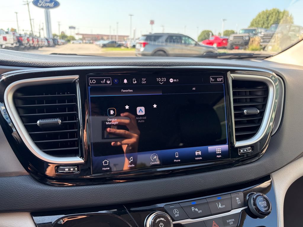 Used 2024 Chrysler Pacifica Touring-L FWD image 26