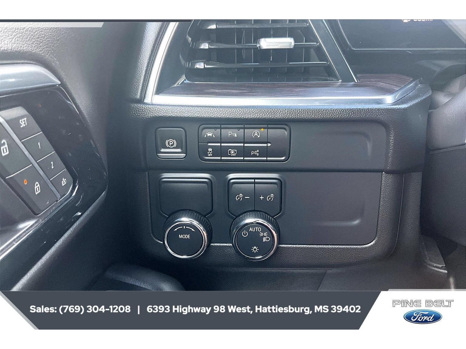 Used 2025 Chevrolet Suburban LT RWD image 23