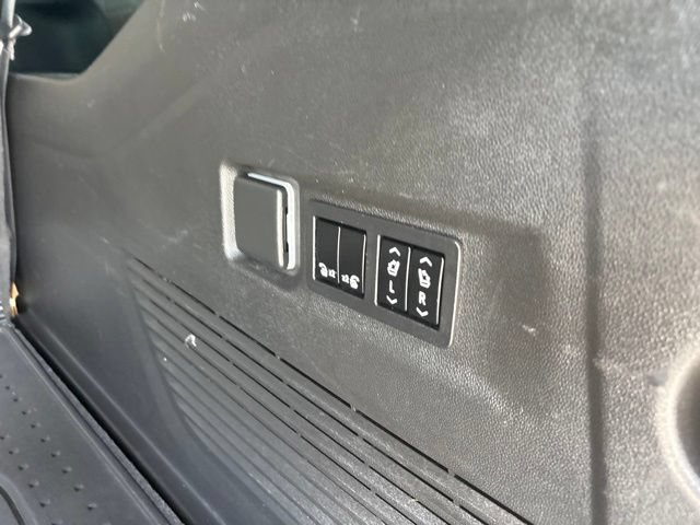 Used 2022 Chevrolet Suburban LT w/ Luxury Package RWD image 16