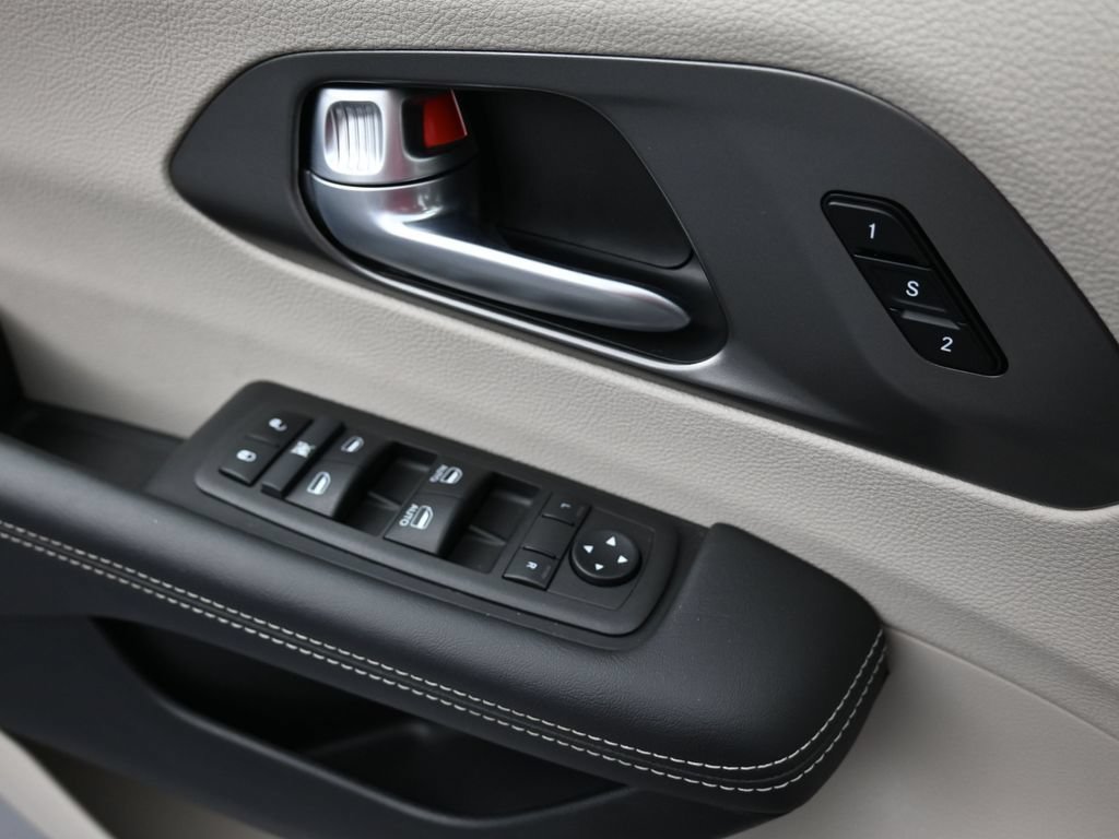 Used 2024 Chrysler Pacifica Touring-L FWD image 15