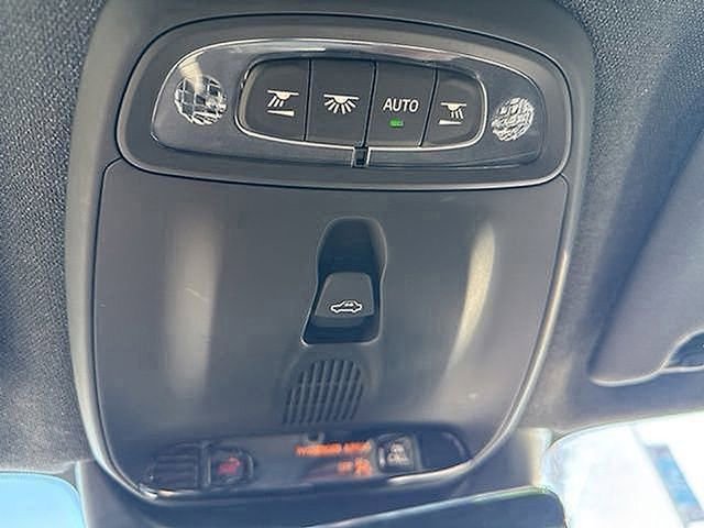 Used 2022 Volvo XC40 T5 R-Design w/ Advanced Package image 32