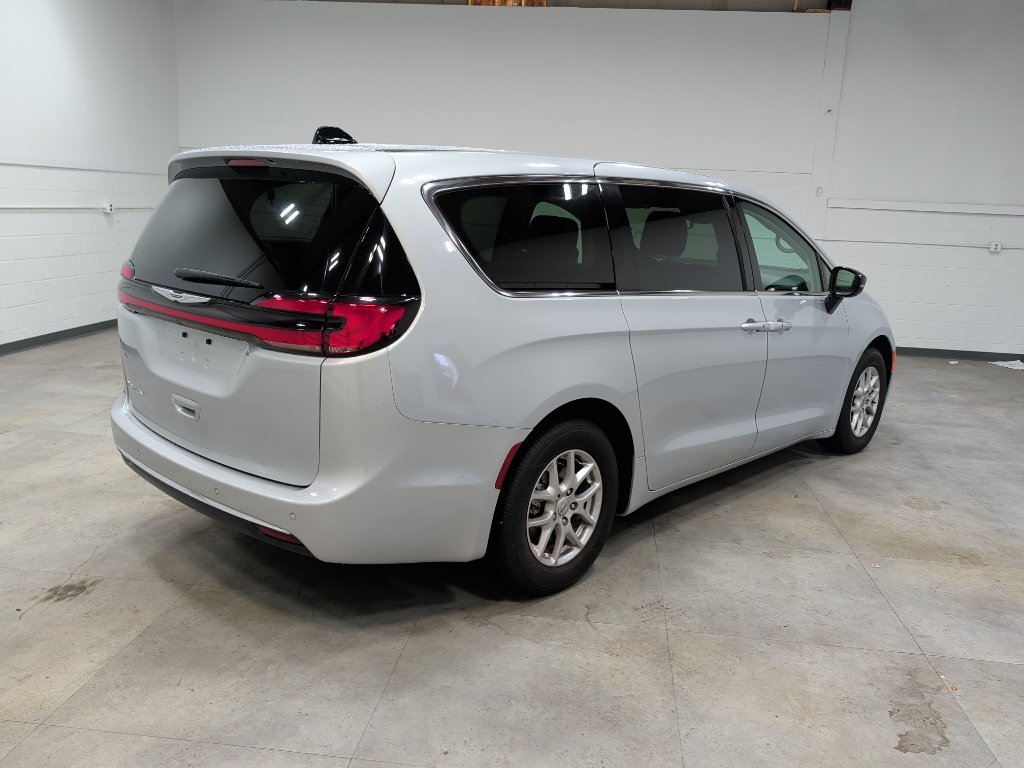 Used 2024 Chrysler Pacifica Touring-L FWD image 7