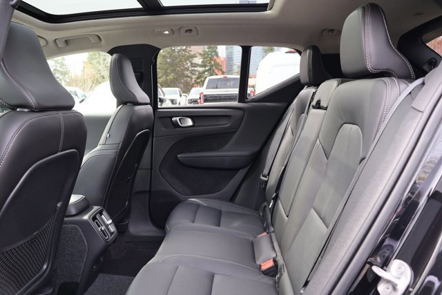 Used 2025 Volvo XC40 B5 Plus image 21