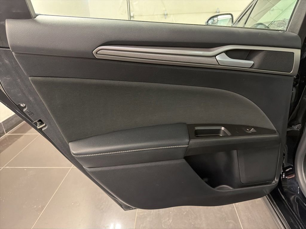 Certified 2017 Ford Fusion SE w/ Fusion SE Technology Package FWD image 32