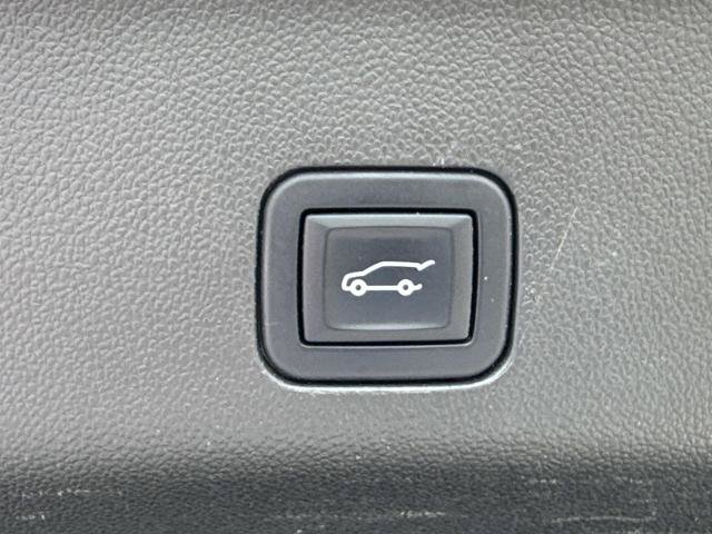 Used 2022 Chevrolet Suburban Z71 w/ Luxury Package AWD/4WD image 15