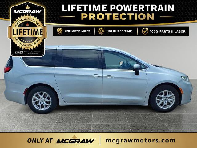 Used 2023 Chrysler Pacifica Touring-L FWD image 2