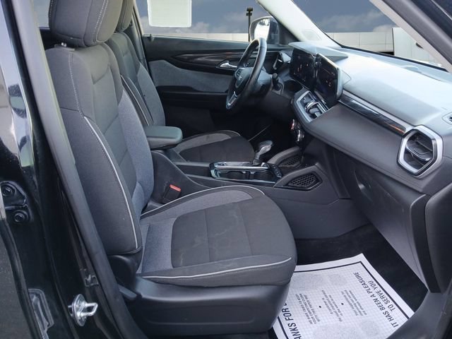 Used 2025 Chevrolet TrailBlazer LT w/ LT Cold Weather Package FWD image 15