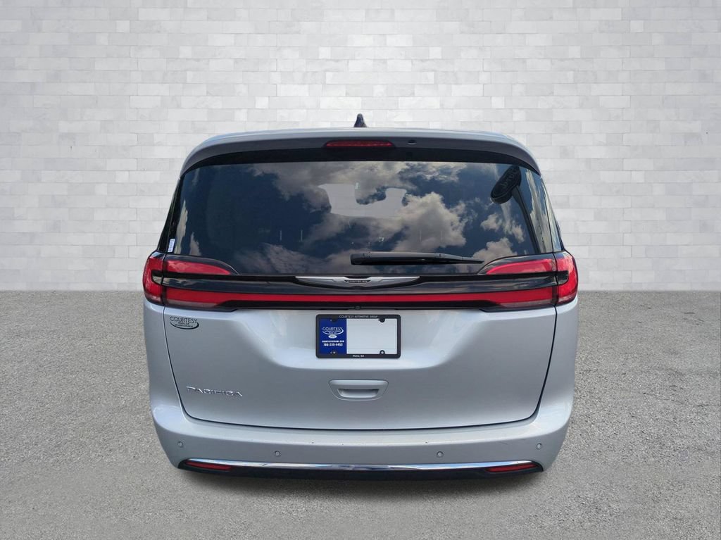 Used 2023 Chrysler Pacifica Touring-L FWD image 6