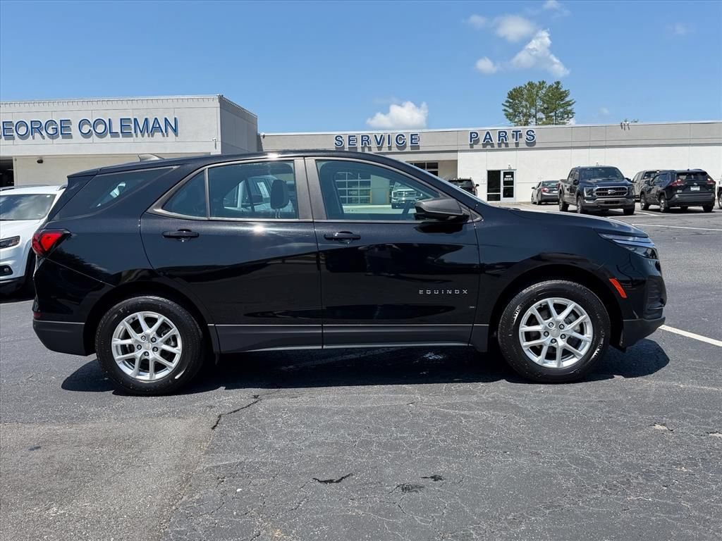 Used 2023 Chevrolet Equinox LS AWD/4WD image 3