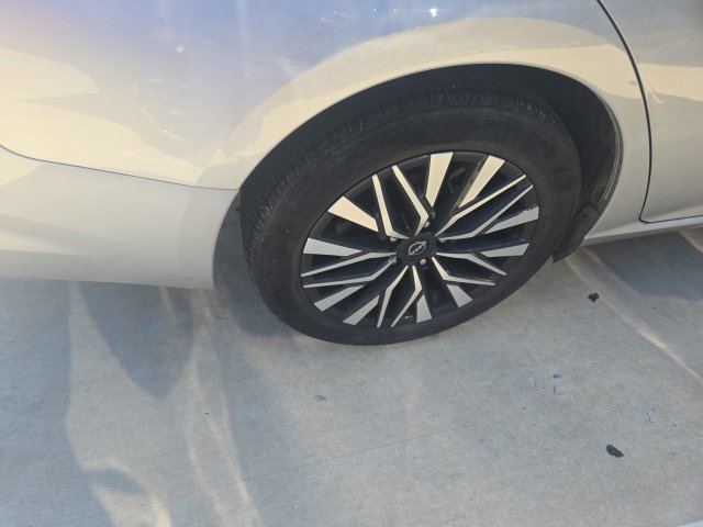 Used 2024 Nissan Altima 2.5 SV FWD image 16