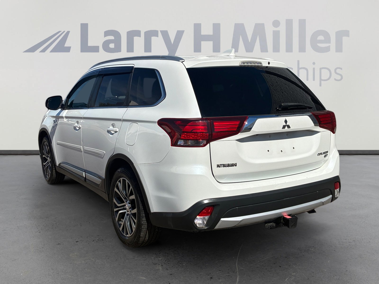 Used 2017 Mitsubishi Outlander GT image 3