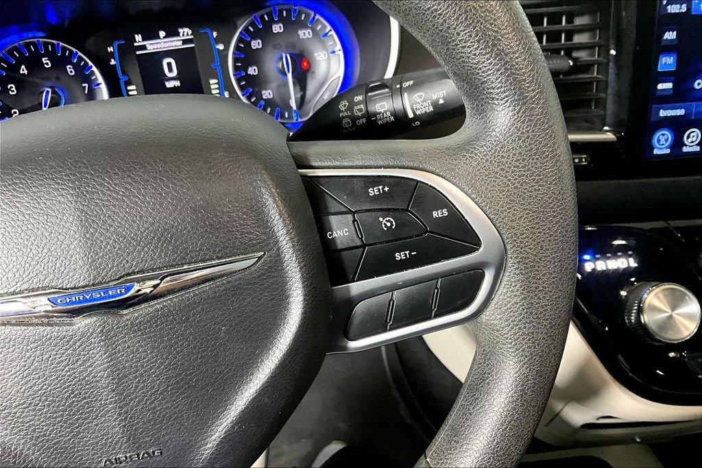 Used 2017 Chrysler Pacifica Touring Plus w/ Tire & Wheel Group FWD image 15
