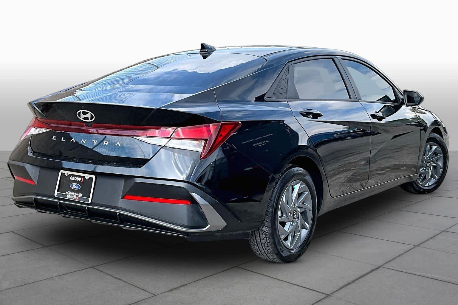 Used 2024 Hyundai Elantra SEL FWD image 7