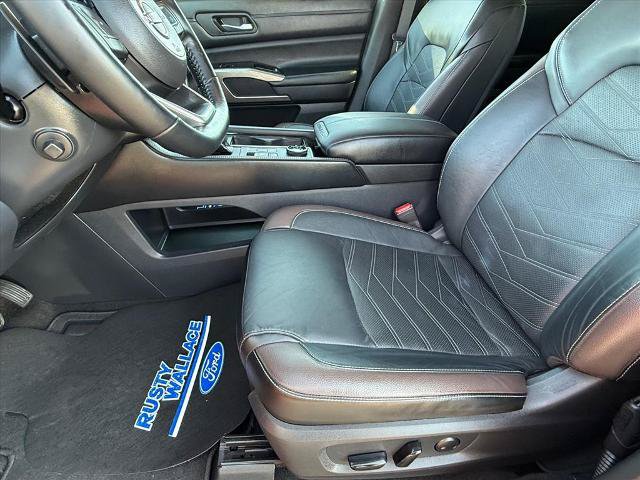 Used 2023 Nissan Pathfinder Platinum AWD/4WD image 13