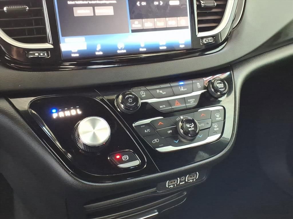 Used 2025 Chrysler Pacifica Select image 10