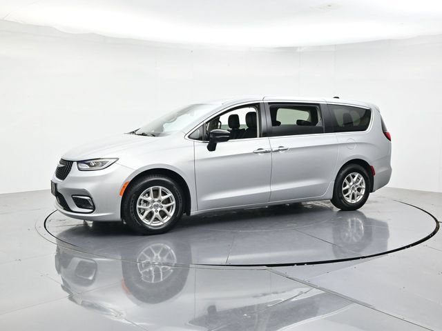Used 2024 Chrysler Pacifica Touring-L FWD image 5